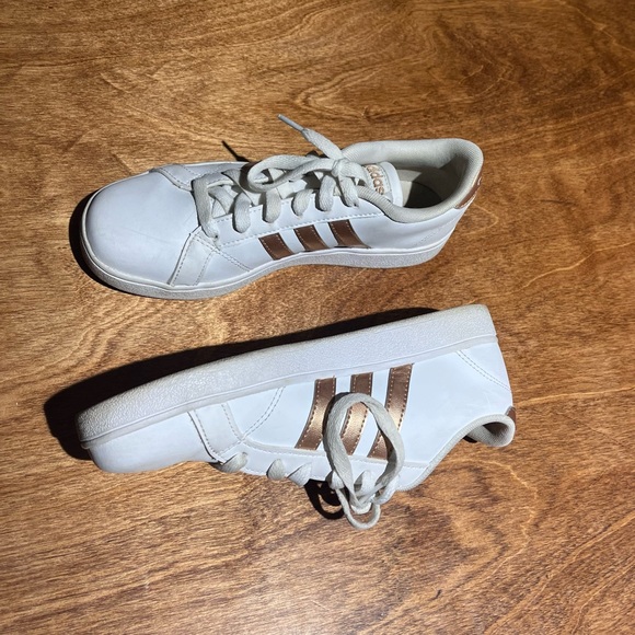 Girls White Adidas Shoes, Size 4 - Picture 4 of 5